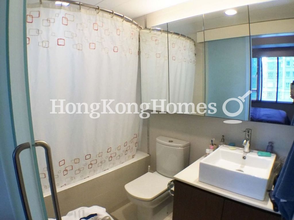 Guest Bathroom — Garfield Mansion, Mid-levels West