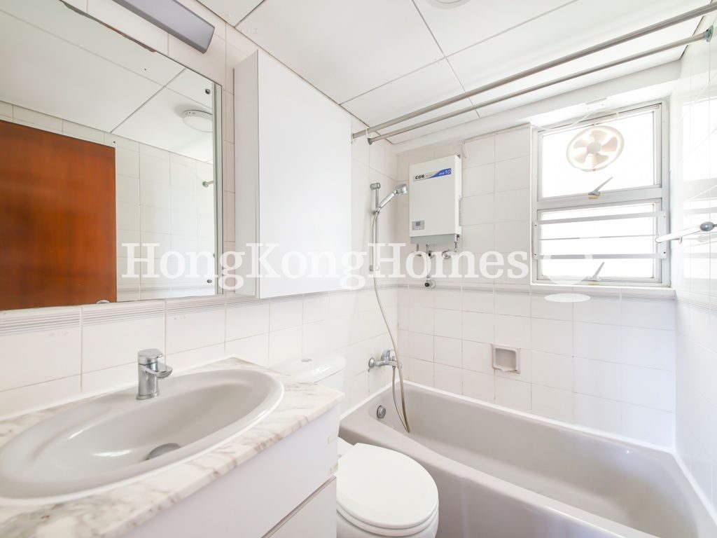 Guest Bathroom — South Horizons - Phase 03, Tower 22, Mei Wah Court, Ap Lei Chau