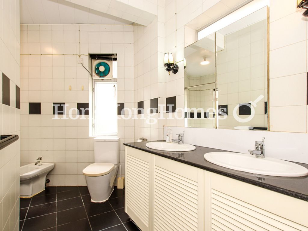 Guest Bathroom — Blue Pool Lodge, Happy Valley