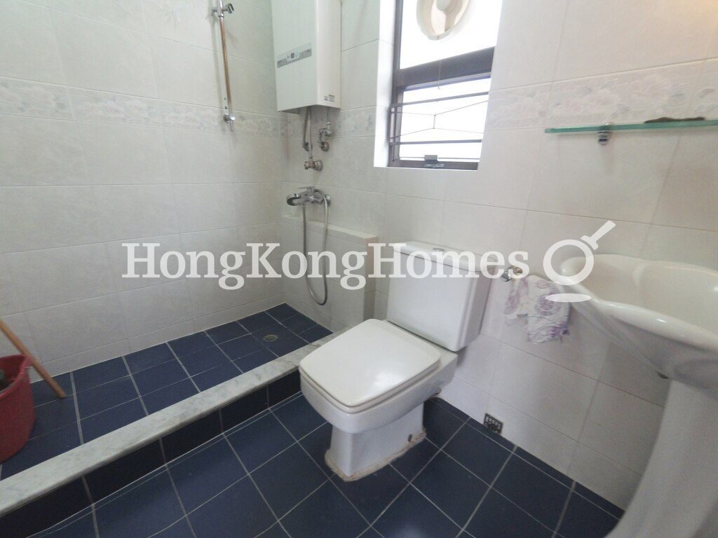 Guest Bathroom — Honourgarten, Pokfulam