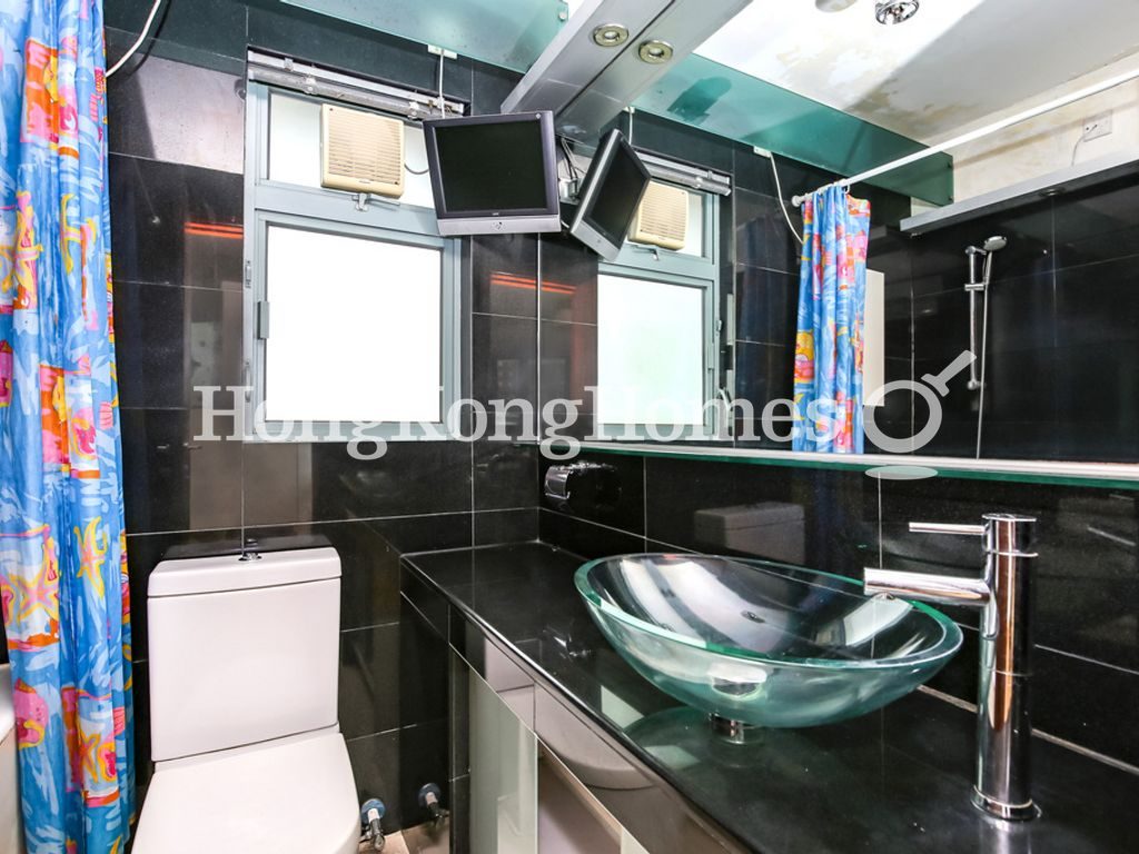 Master Bathroom — Jardine Summit, Tai Hang