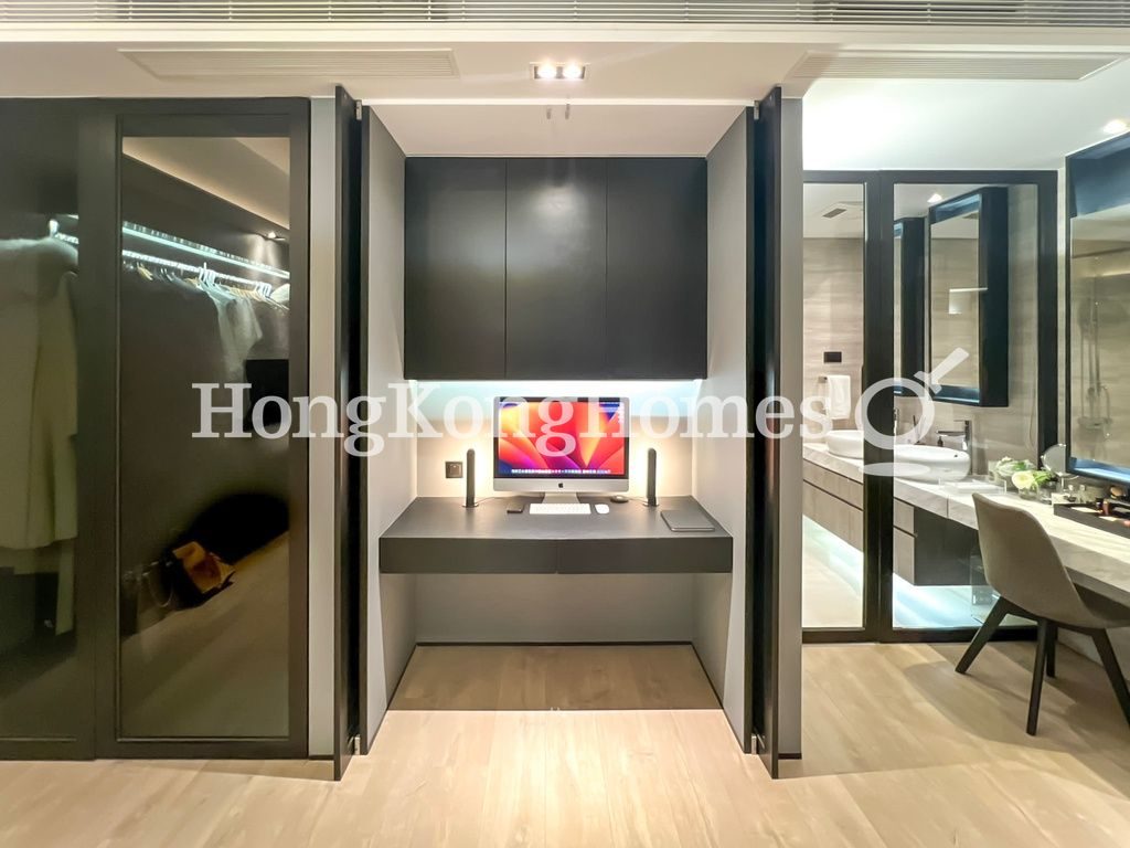 Study Area and Walk-in Wardrobe — Residence Bel-air - Phase 04, Peak Tower 02, Pokfulam