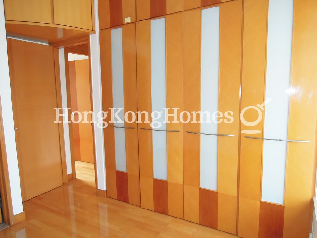 Built-in Wardrobe in Master Bedroom — Les Saisons - Tower 03, L Automne, Shau Kei Wan