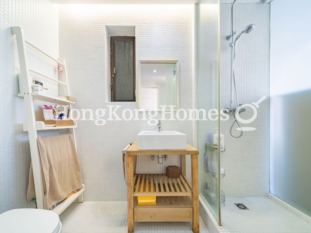 Second Ensuite Bathroom — Village Terrace, 35-41, Happy Valley