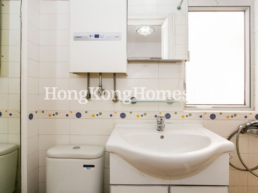 Bathroom — King Kwong Mansion, Happy Valley