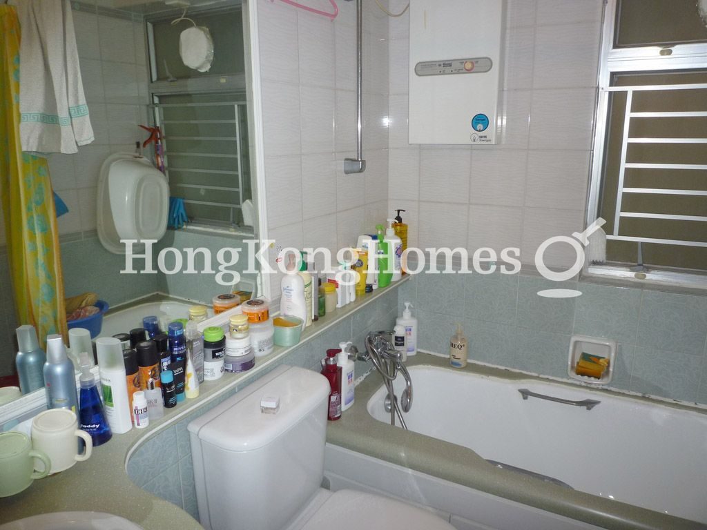 Guest Bathroom — Laguna City - Phase 04, Block 22, Laguna Cove, Lam Tin