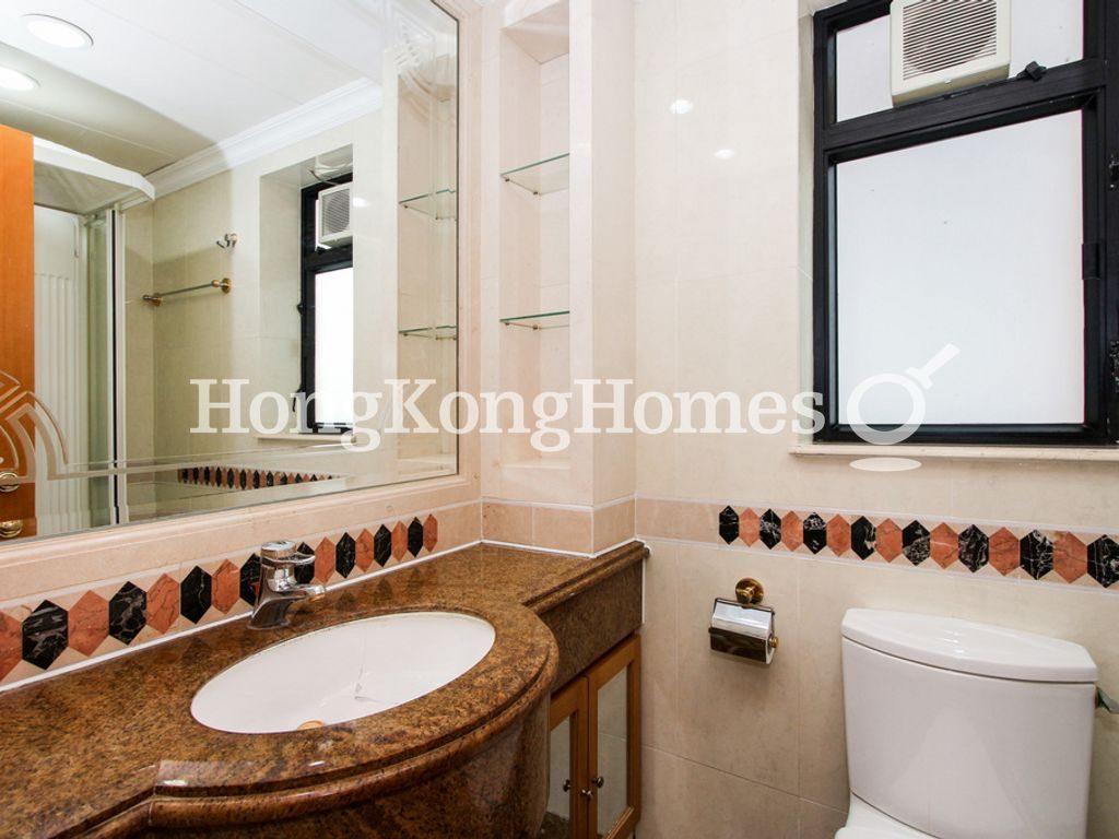 Guest Bathroom — Le Sommet - Block 02, North Point Hill