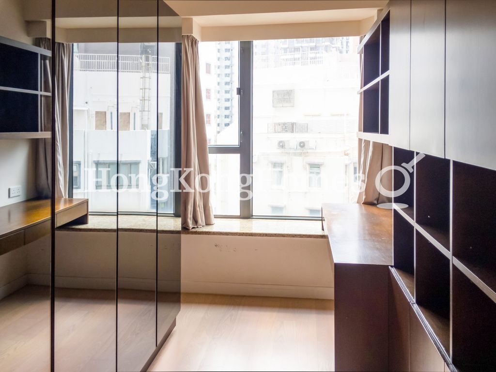 Walk-in Closet in Master Bedroom — Palatial Crest, Mid-levels West
