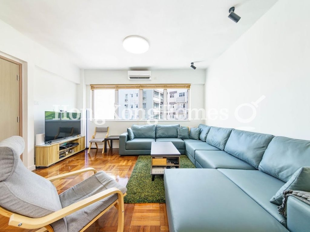 Living Room — Yue Yan Mansion - Block B, Pokfulam