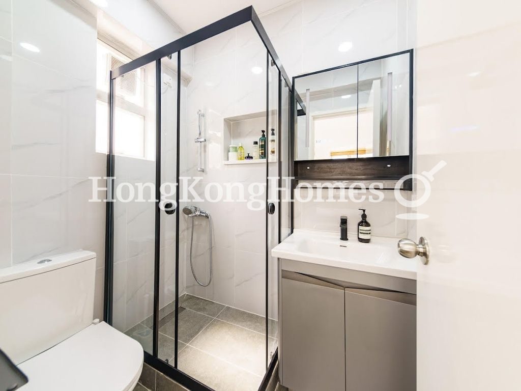 Master Bathroom — Yue Yan Mansion - Block B, Pokfulam