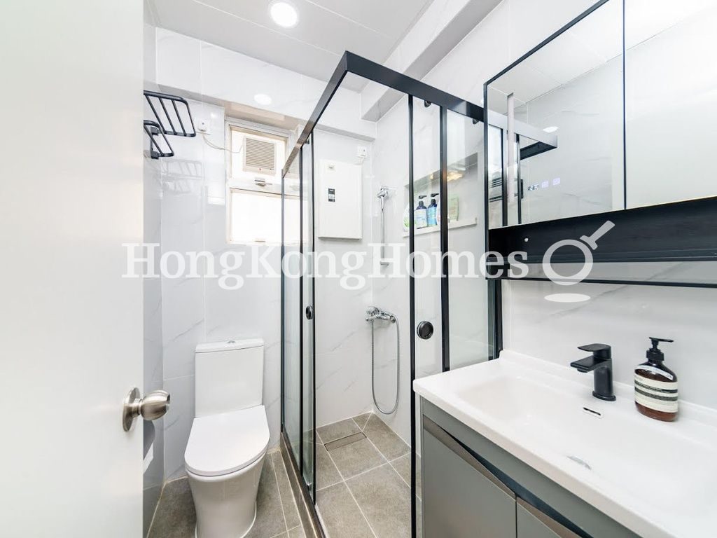 Guest Bathroom — Yue Yan Mansion - Block B, Pokfulam