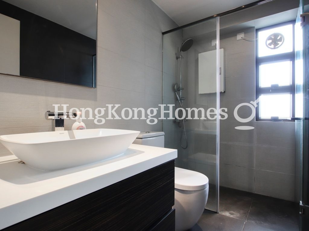 Guest Bathroom — Tycoon Court - Block B, Mid-levels West