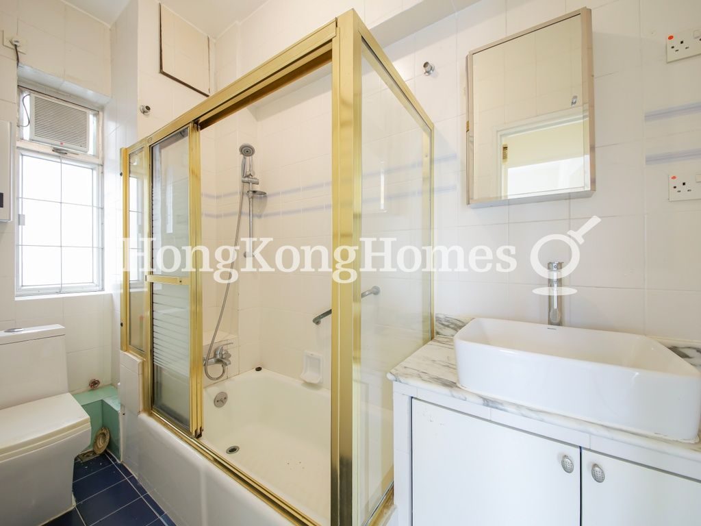 Guest Bathroom — Kensington Court, Mid-levels East
