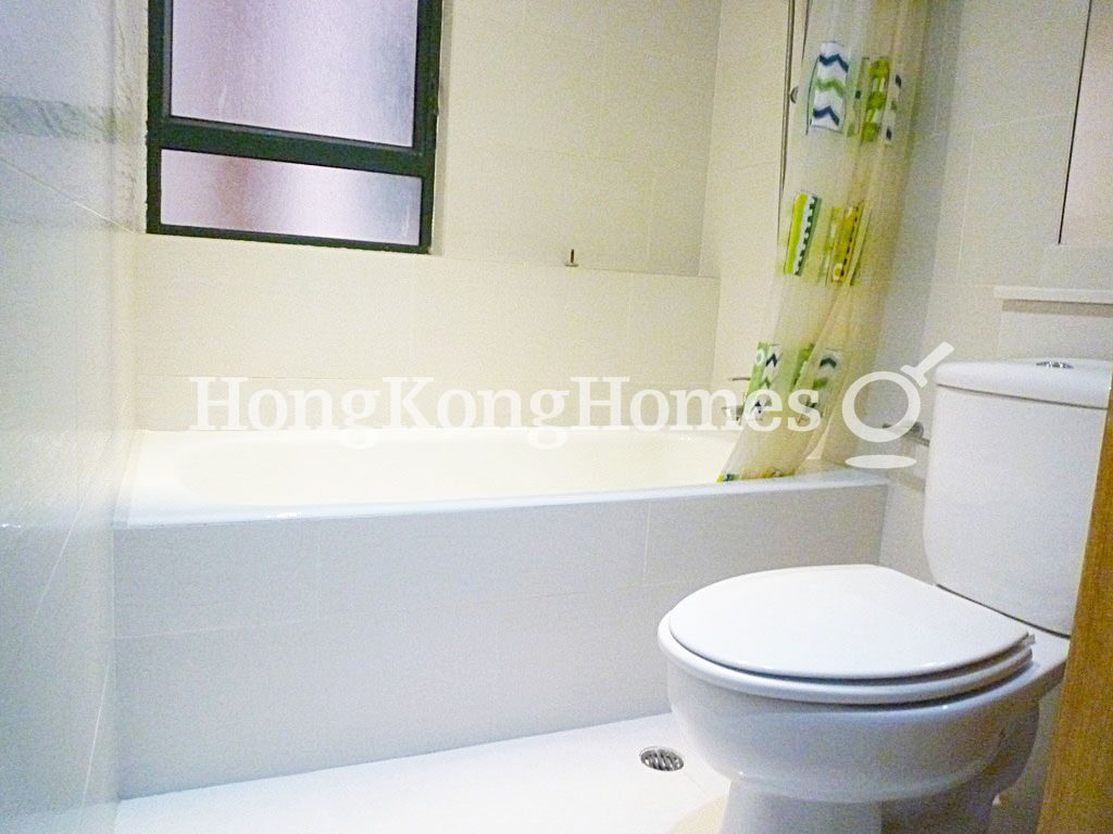 Guest Bathroom — Hillsborough Court - Block 01, Mid-levels Central