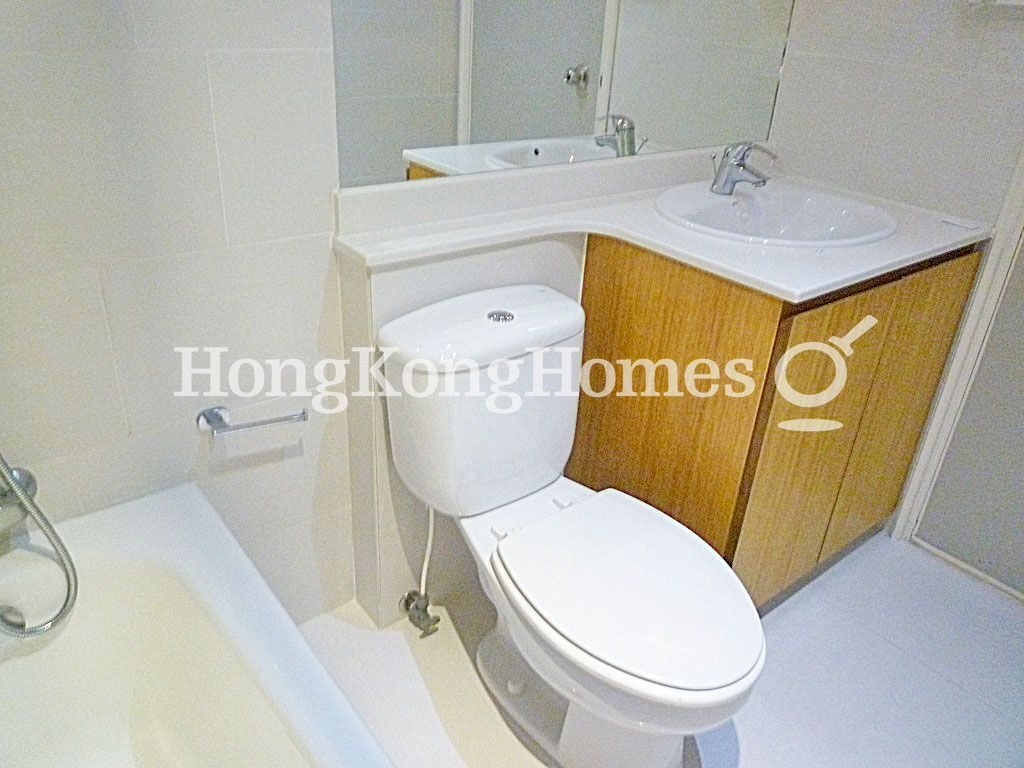 Guest Bathroom — Hillsborough Court - Block 01, Mid-levels Central