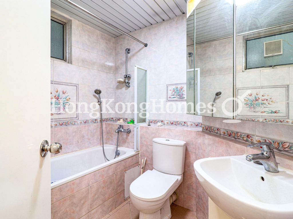 Master Bathroom — Taikoo Shing - Maple Mansion, Taikoo Shing