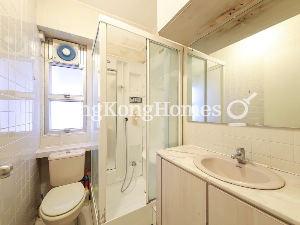 Guest Bathroom — Realty Gardens - London Court, Mid-levels West