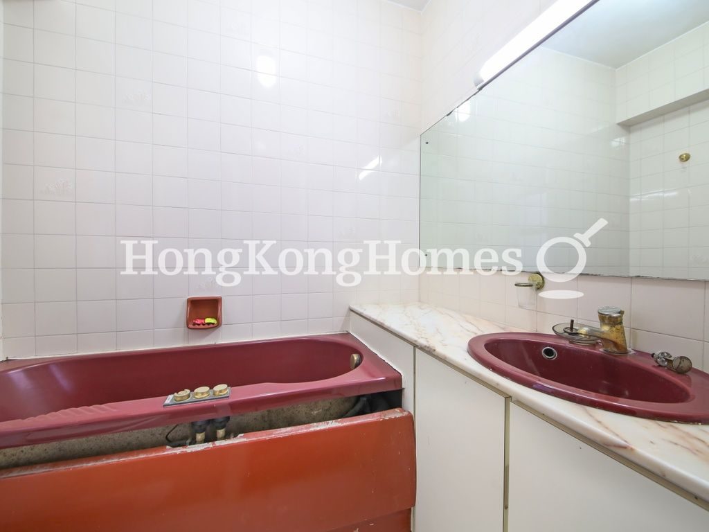 Master Bathroom — Realty Gardens - London Court, Mid-levels West