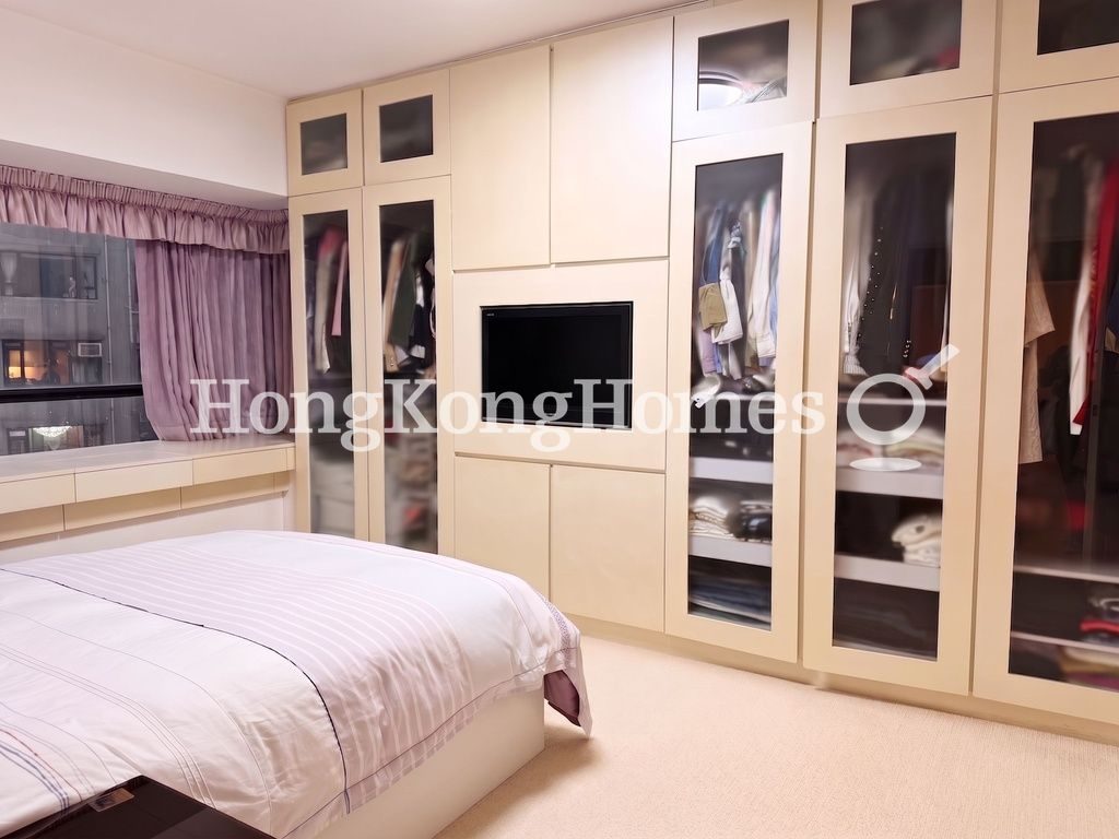 Built-in Wardrobe in Master Bedroom — The Grand Panorama II, Mid-levels West