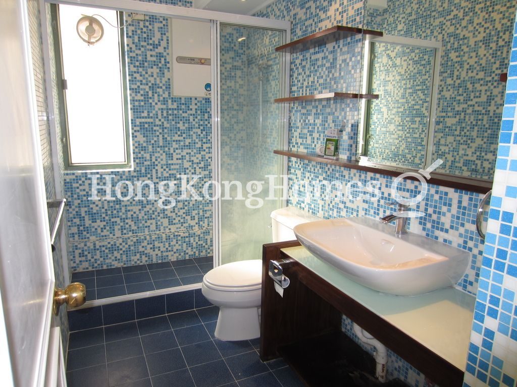 Guest Bathroom — Robinson Place - Block 01, Mid-levels West