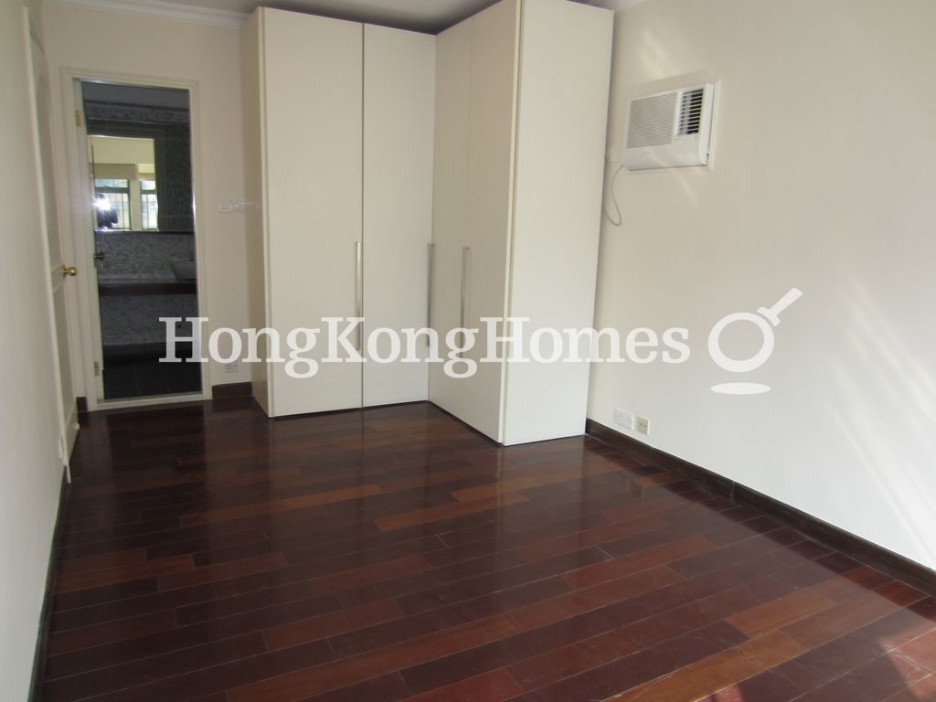 Built-in Wardrobe in Master Bedroom — Robinson Place - Block 01, Mid-levels West