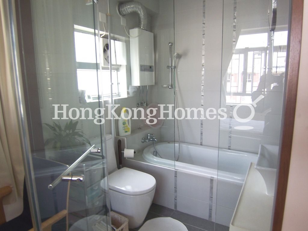 Master Bathroom — Moon Fair Mansion, Mid-levels East