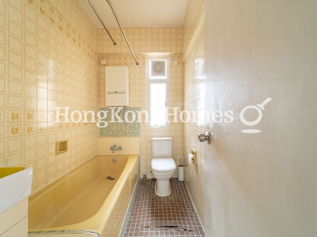 Guest Bathroom — Winway Court, Tai Hang