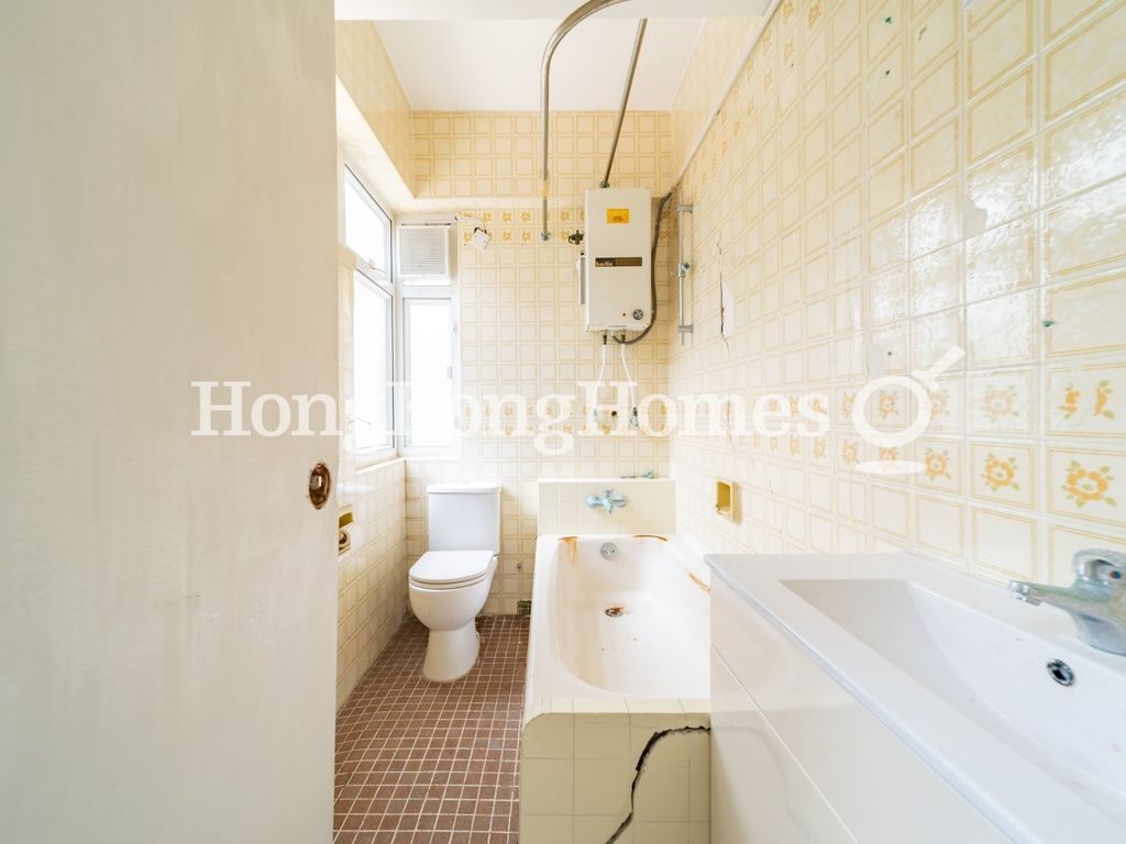 Master Bathroom — Winway Court, Tai Hang