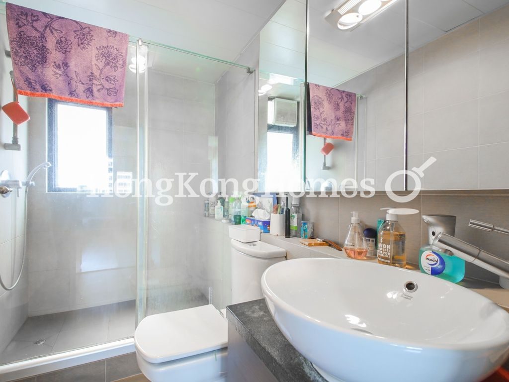 Guest Bathroom — Winner Court, Mid-levels West