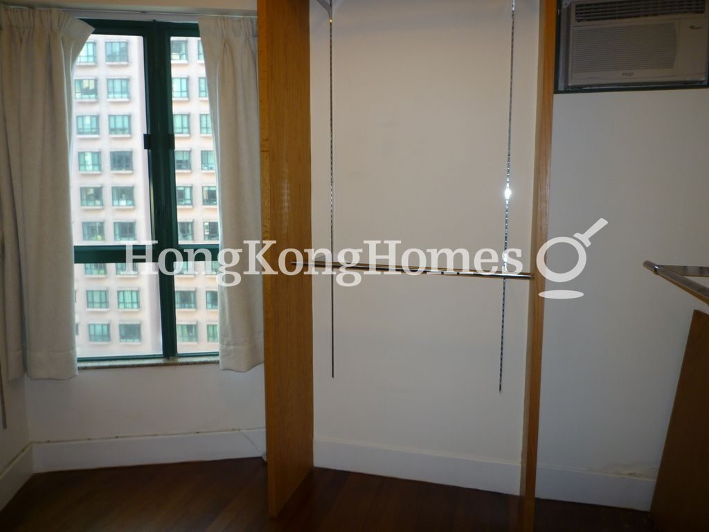 Walk-in Closet in Master Bedroom — Hillsborough Court - Block 01, Mid-levels Central