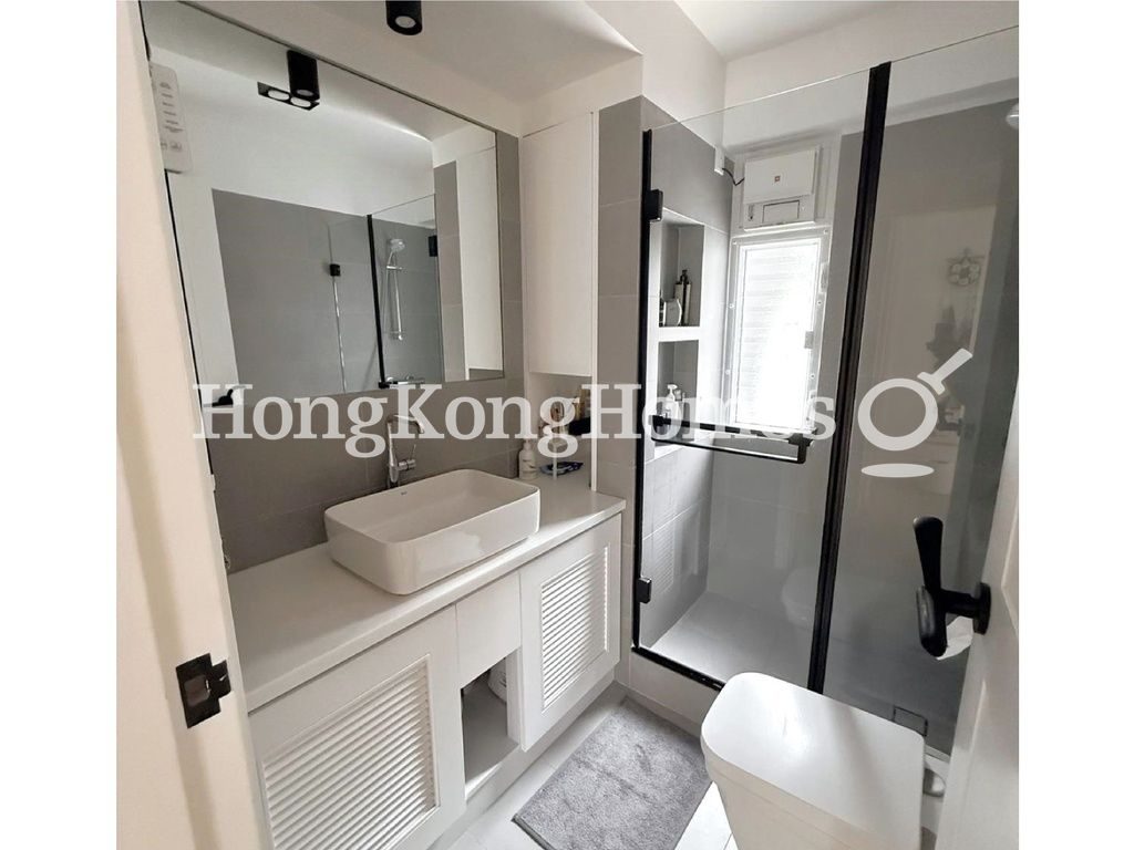 Guest Bathroom — Linden Heights, Jardine's Lookout