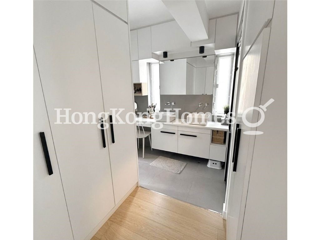 Walk-in Closet in Master Bedroom — Linden Heights, Jardine's Lookout