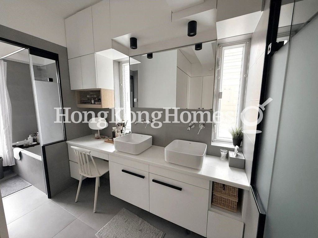 Master Bathroom — Linden Heights, Jardine's Lookout