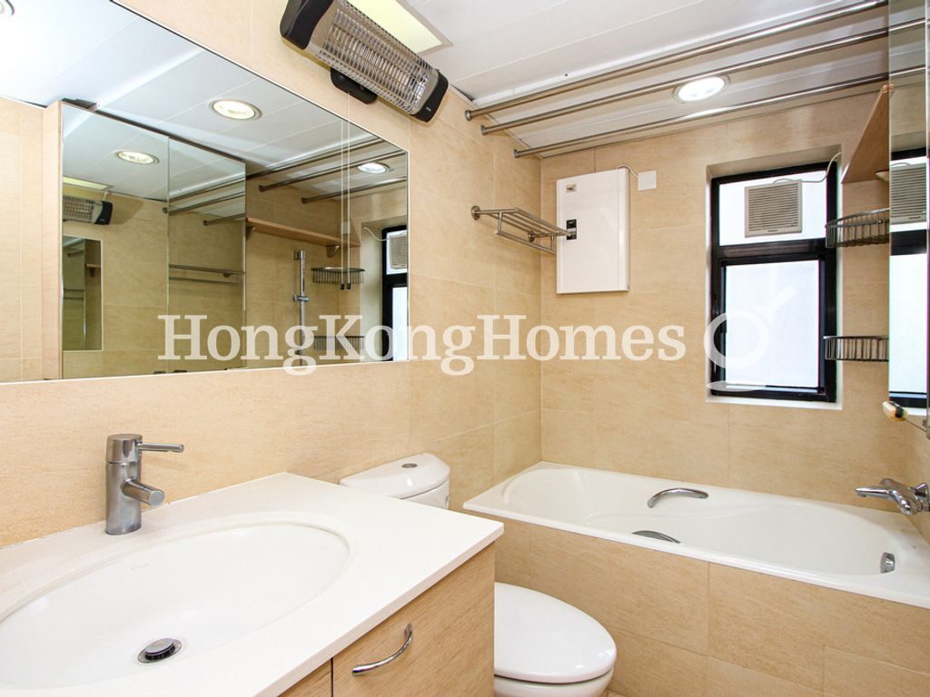 Guest Bathroom — Flourish Court, Mid-levels West