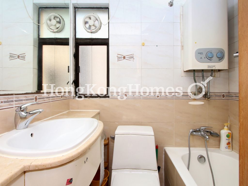 Guest Bathroom — Hongway Garden - Tower B, Sheung Wan
