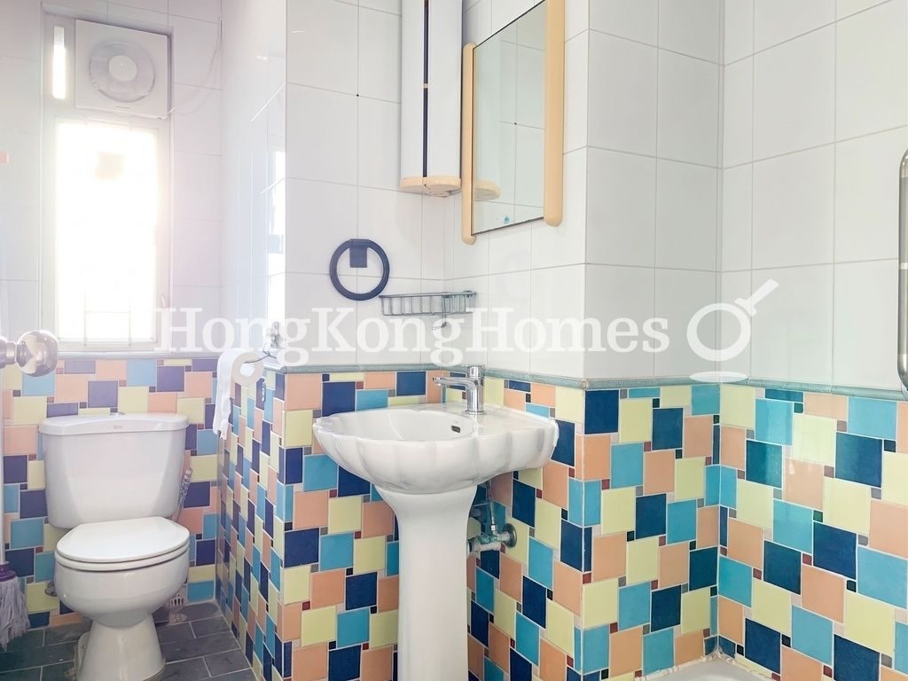 Guest Bathroom — Emerald Garden, Pokfulam