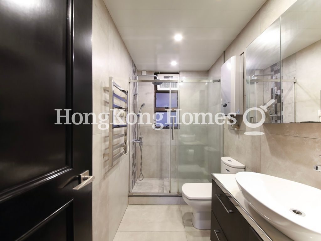 Master Bathroom — Parkway Court - Block B, Mid-levels West