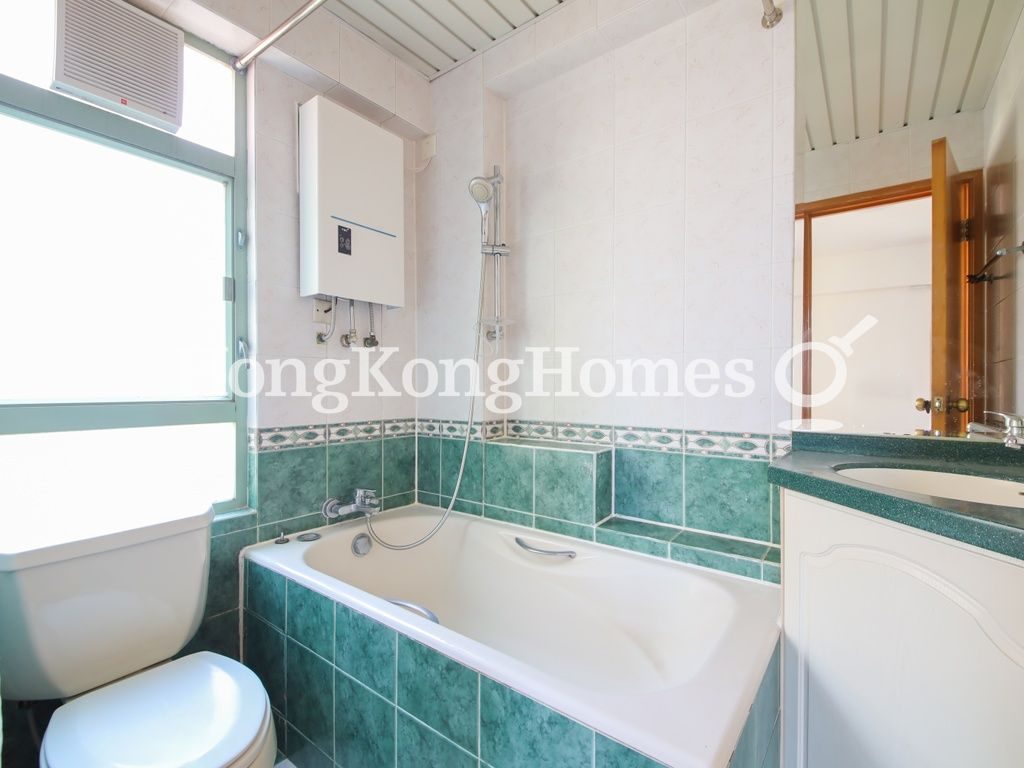 Master Bathroom — Woodland Gardens - Block E-F, Mid-levels West