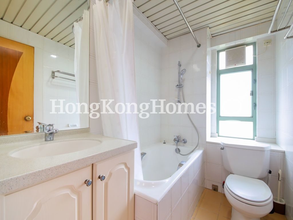 Guest Bathroom — Woodland Gardens - Block E-F, Mid-levels West