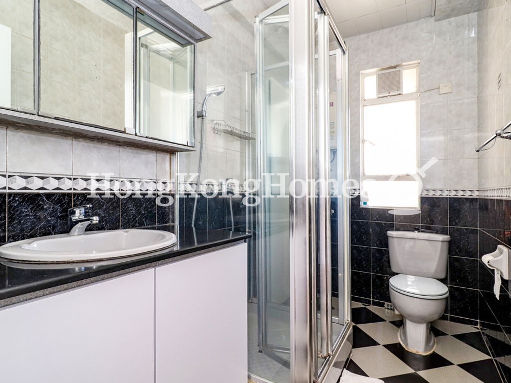 Guest Bathroom — Baguio Villa - Block 40, Pokfulam
