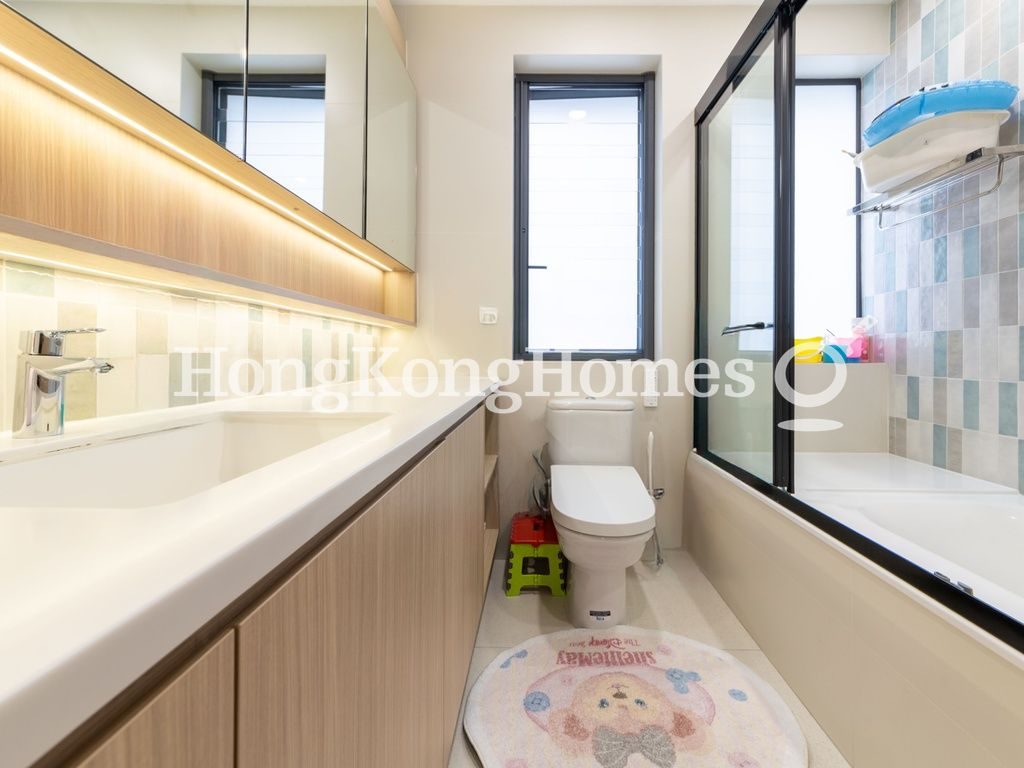 Guest Bathroom — Hong Lok Mansion, Mid-levels Central