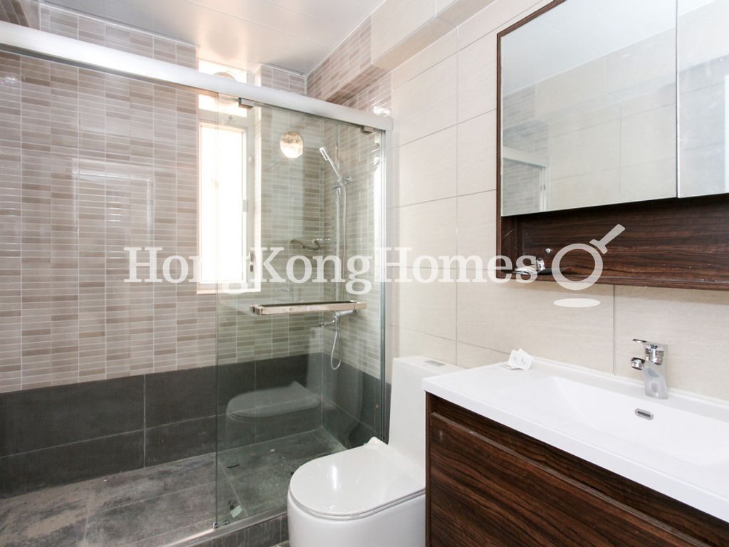 Master Bathroom — Baguio Villa - Block 27, Pokfulam