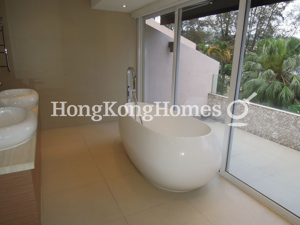 Master Bathroom with Balcony — Phase 1 - Beach Village - Seahorse Lane - Block 07, Discovery Bay