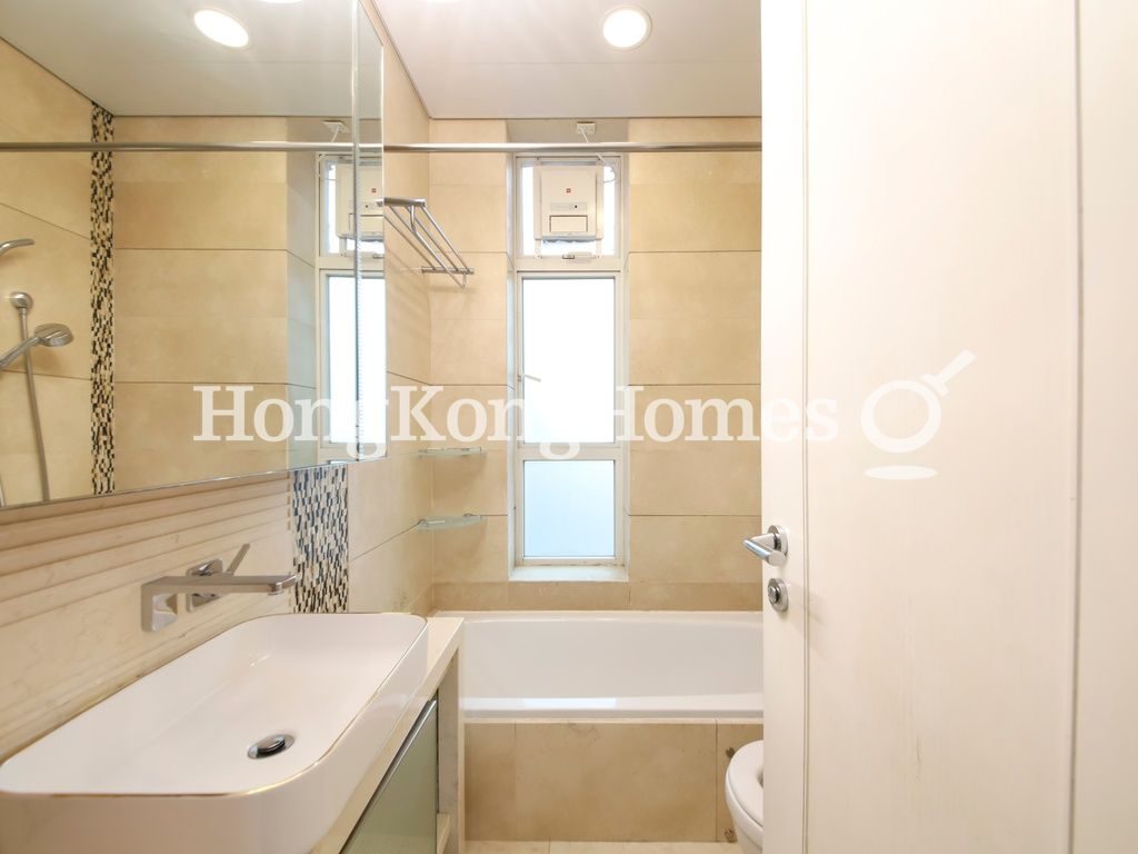 Master Bathroom — Conduit 18, Mid-levels West