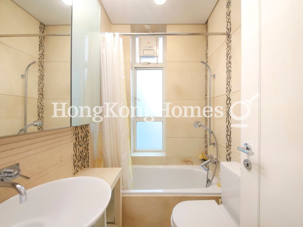 Guest Bathroom — Conduit 18, Mid-levels West