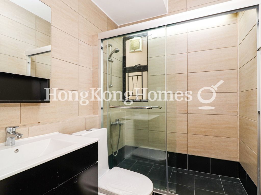 Master Bathroom — Elegant Terrace - Block 02, Mid-levels West