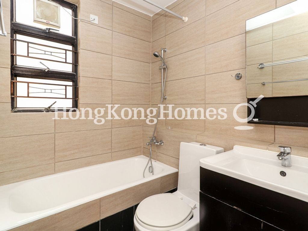 Guest Bathroom — Elegant Terrace - Block 02, Mid-levels West