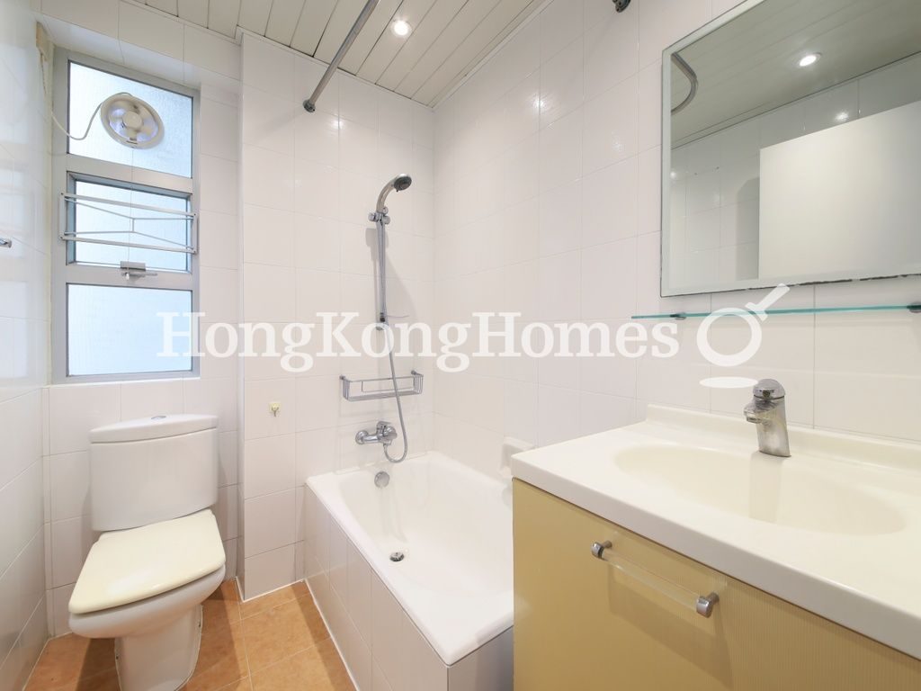 Guest Bathroom — Realty Gardens - London Court, Mid-levels West