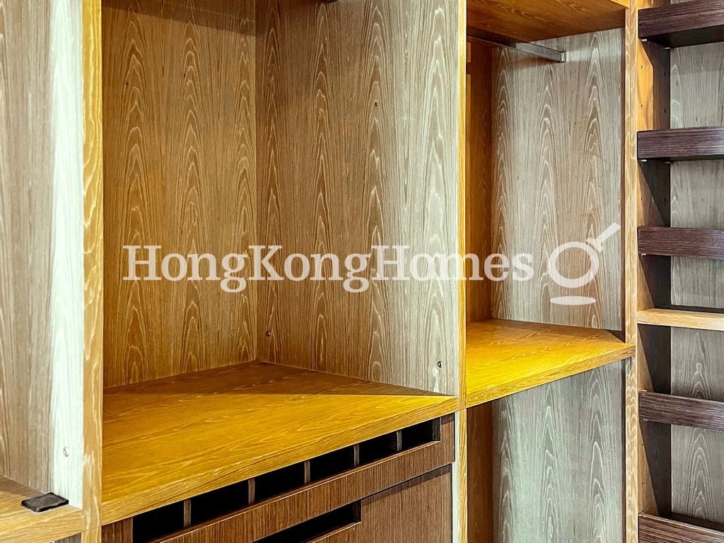 Walk-in Closet in Master Bedroom — Realty Gardens - Venice Court, Mid-levels West