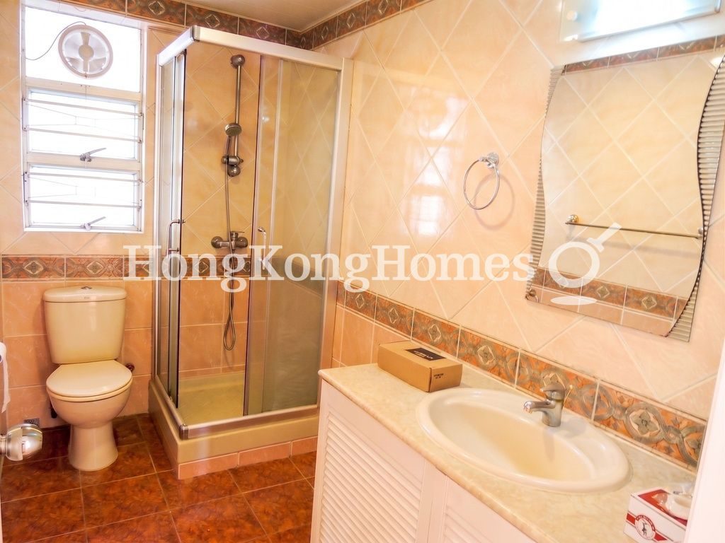 Guest Bathroom — Baguio Villa - Block 20, Pokfulam